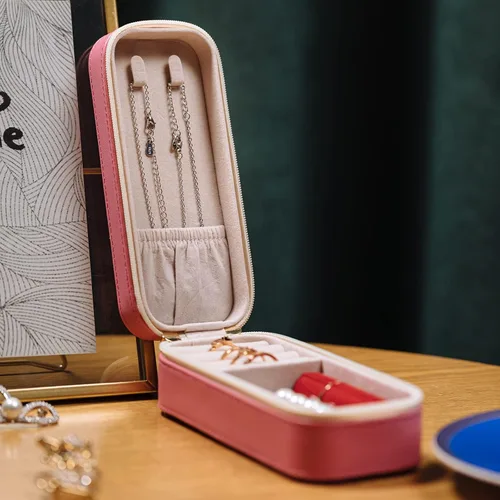 Vista 6 de SANQIANWAN Pequeña caja organizadora de viaje de joyería con estuche portátil de cuero sintético para collares, anillos, aretes, regalos para novia