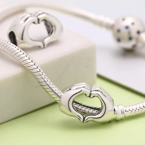 Vista 2 de Dije de plata de ley 925 con corazón en tus manos para pulseras de dijes, idea de regalo de Navidad para el día de la madre, Plata esterlina