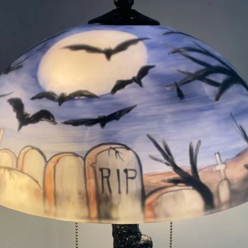 Vista 7 de Bieye L10973 Murciélagos volando sobre el cementerio en la noche de luna llena Lámpara de mesa de vidrio pintada a mano para decoración de Helloween