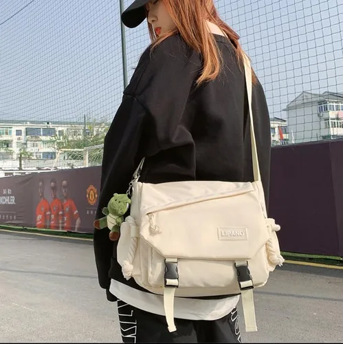 Vista 8 de Bolso cruzado estético con bonitos pines y adornos, bolsa de mensajero de nailon para el hombro, bolsa japonesa Kawaii para mujeres y hombres