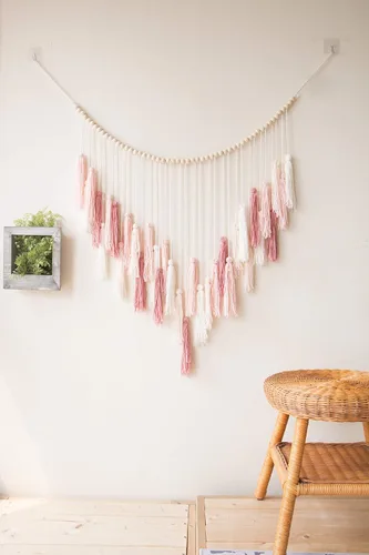 Vista 3 de Decocove Colgante de pared de macramé, grande con cuentas de madera, decoración bohemia para dormitorio, sala de estar y cocina, rosa rubor cálido