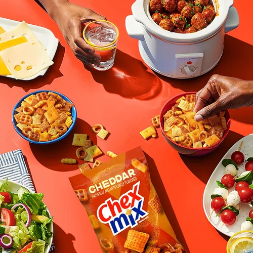 Vista 7 de Chex Mix Mezcla de aperitivos, cheddar, bolsas de aperitivos salados, paquete múltiple, 1.75 onzas, 10 unidades Corn & Wheat Chex, Cheese Crackers
