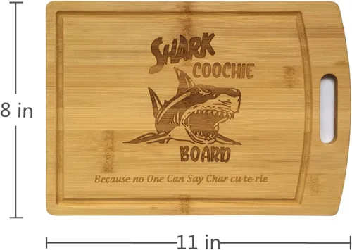 Vista 3 de Shark Coochie - Tabla de cortar de bambú, con ranuras para jugos, patrón grabado con láser, tabla de embutidos (11 x 8 pulgadas)