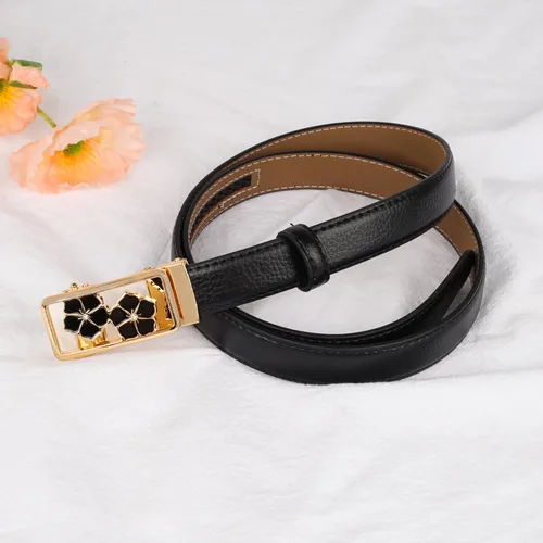 Vista 340 de Cinturón de cuero clásico con hebilla de metal para mujer con vestido de jeans