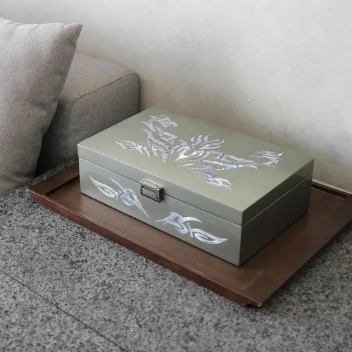Vista 5 de MADDesign Mother of Pearl Caja de reloj, organizador de joyas, almacenamiento diario, diseño tribal de dragón (plata metálica)