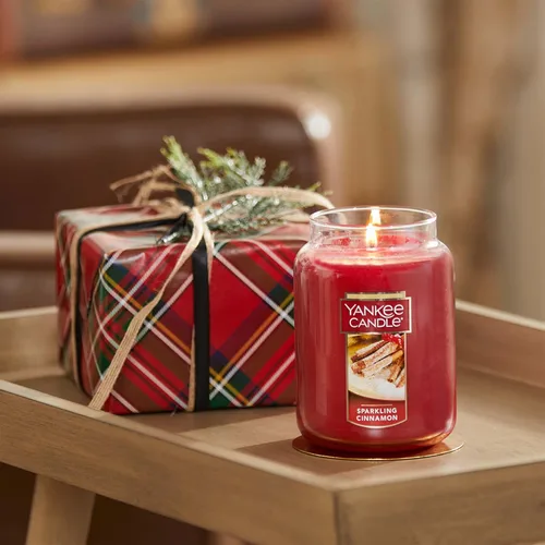 Vista 3 de Yankee Candle - Vela perfumada Sparkling Cinnamon, clásica de una sola mecha en tarro grande de 22 onzas, más de 110 horas de tiempo de combustión