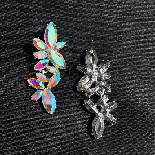 Vista 7 de ASTRUE Aretes iridiscentes con diamantes de imitación brillantes, elegantes aretes colgantes para bodas, fiestas y glamour diario, joyería ligera e