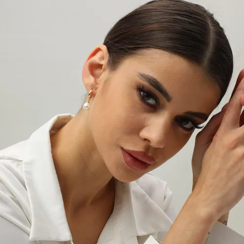 Vista 2 de XYJZXY Elegantes aretes de aro de perlas de imitación Aretes colgantes ligeros de perlas de imitación para mujer Joyas de boda con perlas