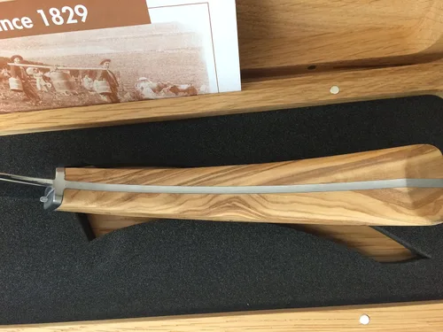 Vista 6 de Laguiole en Aubrac Cuchillo de queso hecho a mano 'Le Buron' KMF99OLI/LZB1 Mango de madera de olivo
