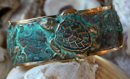 Vista 5 de Pulsera de tobillo de tortuga marina clásica de colección de Elaine Coyne con puño de pátina
