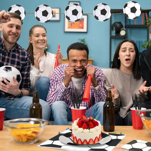Vista 6 de Paquete de 120 piezas de suministros de fiesta de fútbol, platos de papel, servilletas, tenedores, decoración de cumpleaños para niños para 30