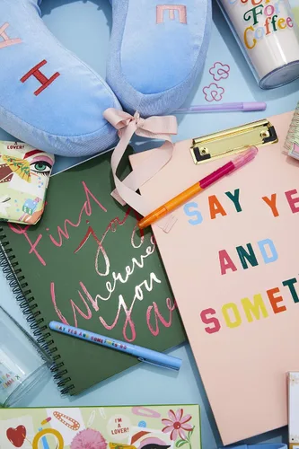 Vista 4 de ban.do - Cuaderno pequeño con espiral, diseño verde, con frase, 9 x 7 pulgadas, con bolsillos y 160 páginas a rayas, Encontrar alegría (Find Joy)