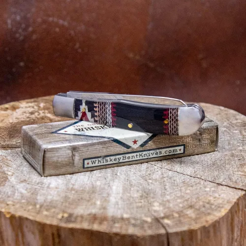 Vista 6 de WHISKEY BENT HAT CO. Navaja de bolsillo plegable tradicional Trapper de 4.125 pulgadas, longitud cerrada, cuchillas de acero inoxidable 440C (azteca)