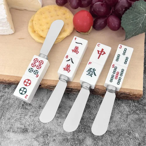 Vista 2 de Wine Things Esparcidores de Queso con Azulejos de Mahjong, Mangos de Resina Pintados a Mano con Cuchillas de Acero Inoxidable para Untar Queso