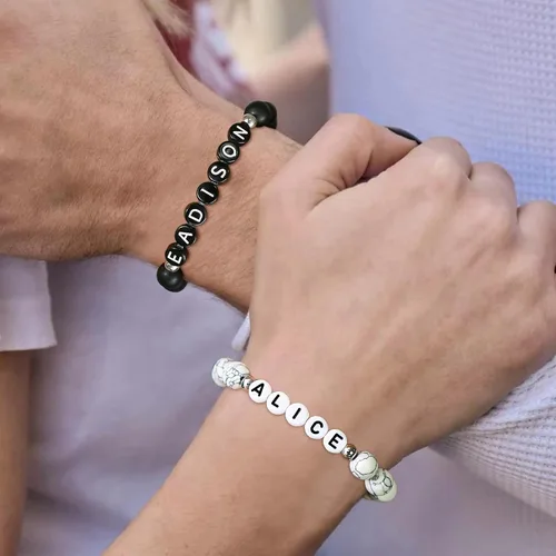 Vista 4 de MEALGUET Pulsera de cuentas con nombre personalizado hecha a mano con nombre inicial del alfabeto, letra de la palabra de la letra negra mate