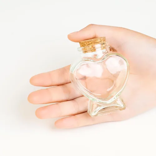 Vista 3 de FJNATINH Botella de cristal con forma de corazón con tapón de corcho, tarros decorativos pequeños de 1.7 onzas líquidas para decoración del hogar