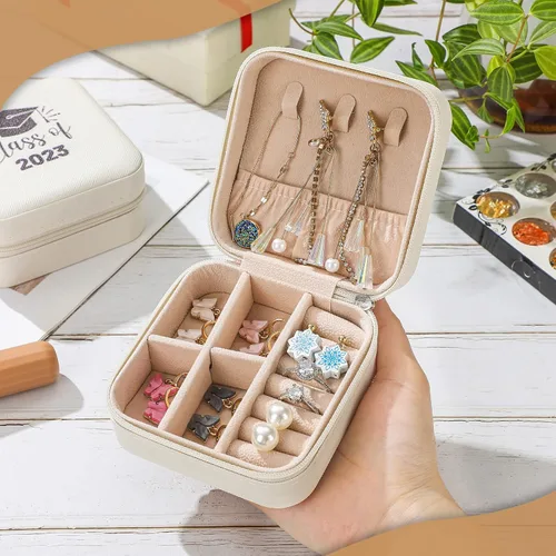 Vista 7 de Nuanchu 4 cajas de joyería pequeñas de cuero sintético para clase de 2023, regalos de graduación para ella, estuche de aretes de viaje, organizador