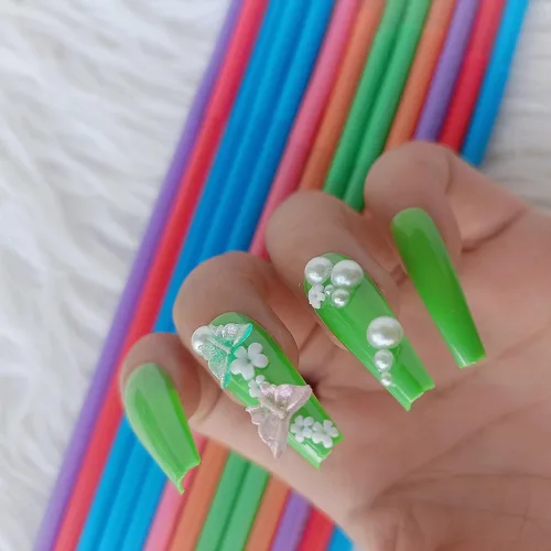 Vista 3 de Uñas postizas de lujo, 24 uñas blancas a presión, uñas acrílicas de cobertura completa para mujeres y niñas, uñas postizas