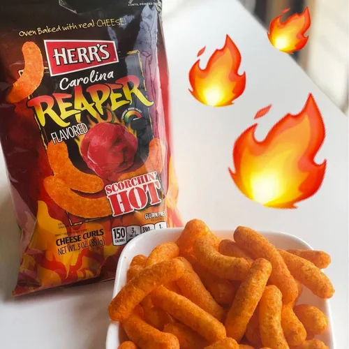 Vista 2 de Herr's Snacks – Snacks picantes sin gluten para adultos y niños – Carolina Reaper Cheese Curls – 6 onzas (paquete de 6)