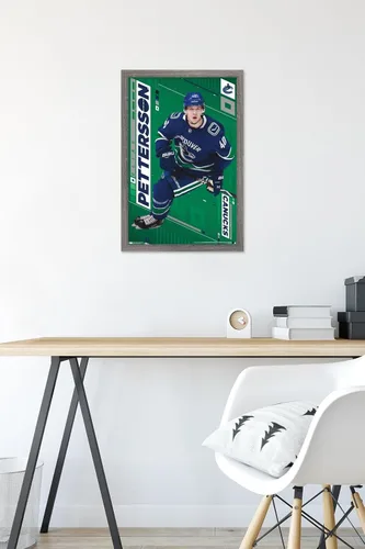 Vista 6 de Trends International NHL Vancouver Canucks - Póster de pared Elias Pettersson 19, 14.725 x 22.375 pulgadas, versión enmarcada de madera de granero