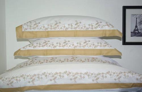 Vista 3 de sheetsnthings Juego de edredón de 8 piezas de tamaño matrimonial bordado Amalia dorado y blanco, incluye juego de funda de edredón de algodón de 3