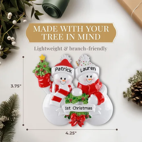 Vista 4 de Adorno personalizado para pareja 2025 Personalización gratuita las 24 horas Adornos de Navidad de muñeco de nieve grabados con láser para árbol