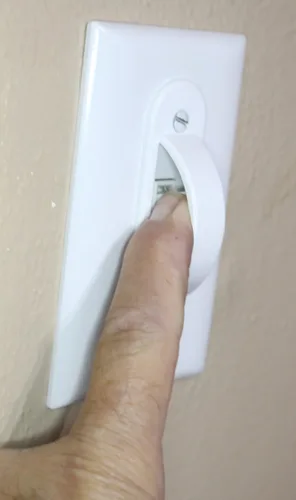 Vista 3 de Placas cubiertas color blanco para interruptores, mantiene interruptor de luz encendido o apagado, protege tu luces o circuitos que accidentalmente