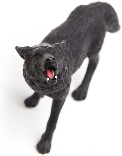 Vista 4 de Safari Ltd. Figura de lobo negro, figura detallada de plástico de 3.7 pulgadas, divertido juguete educativo para niños, niñas y niños a partir de 3