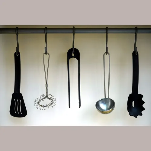 Vista 8 de Paquete de 5 ganchos de acero inoxidable para barra de armario, ganchos negros resistentes para colgar ollas, sartenes, tazas, toallas, guantes