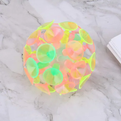 Vista 3 de STOBOK Divertida bola de ventosa: 4 bolas adhesivas de ventosa, juguetes coloridos juguetes novedosos para niños y niñas, recuerdos de fiesta
