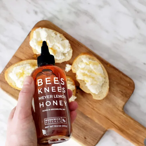 Vista 7 de Bees Knees - Juego de regalo dúo de miel picante + rodillas de abejas Meyer y miel de limón
