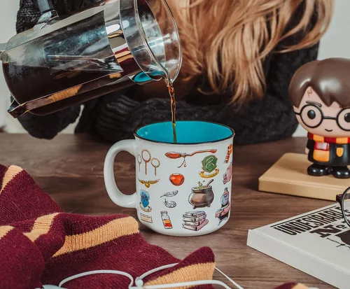 Vista 4 de Harry Potter Hogwarts All Over Icons Destination - Taza de cerámica para cámper Regalos y coleccionables del mundo mágico Capacidad para 20 onzas