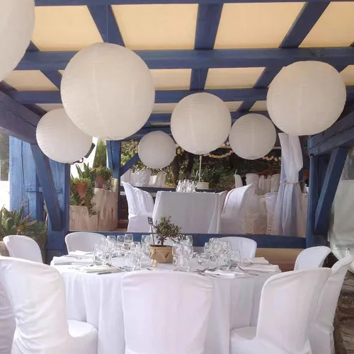 Vista 3 de 10 linternas de papel blanco chinas, japonesas, decorativas, redondas, colgantes, de 12 pulgadas, para San Valentín, aniversario, boda, graduación