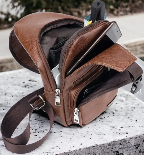 Vista 4 de Bolso bandolera de cuero personalizado - Bolso cruzado para hombre - Bolso de pecho para hombre - Mochila bandolera con puerto de carga USB - Bolsa
