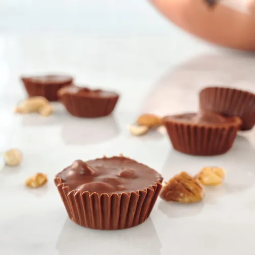 Vista 4 de Russell Stover, Nueces cubiertas de chocolate con leche, caja de regalo de chocolate surtido, 9 onzas