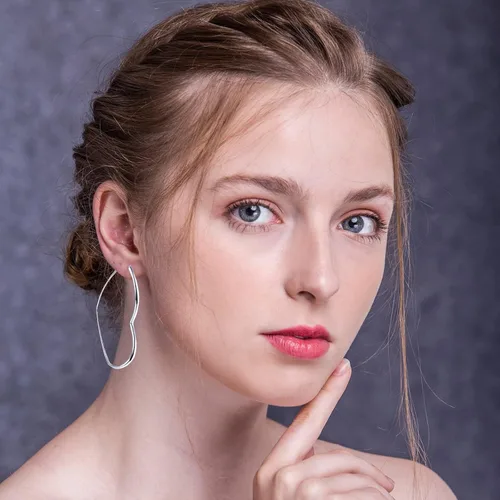 Vista 2 de Aretes de aro, joyería de moda, aretes de aro grandes geométricos con forma de corazón para mujer