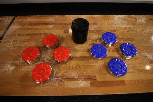 Vista 5 de Mesas de Shuffleboard LED Atomic de 9 pies con superficie de juego recubierta de polímero para una acción suave y rápida de disco y patas