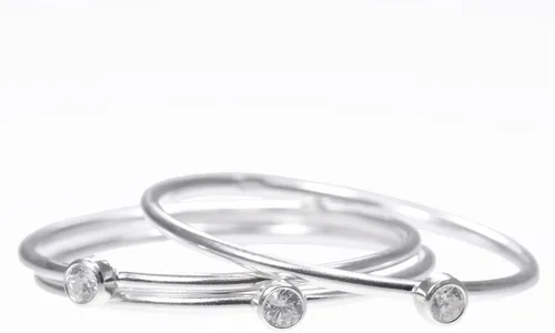 Vista 3 de uGems - Anillos apilables con circonita cúbica blanca, varios tamaños y metales.