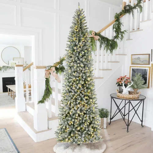 Vista 15 de Glitzhome - Árbol de Navidad artificial delgado preiluminado de 2.4 m, con ramas de pino Aspen Frostfall, soporte plegable de metal, 500 luces Aspen