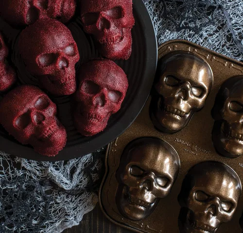 Vista 2 de Nordic Ware utensilios para hornear de Halloween, molde para pastel con forma de calavera encantada, color bronce