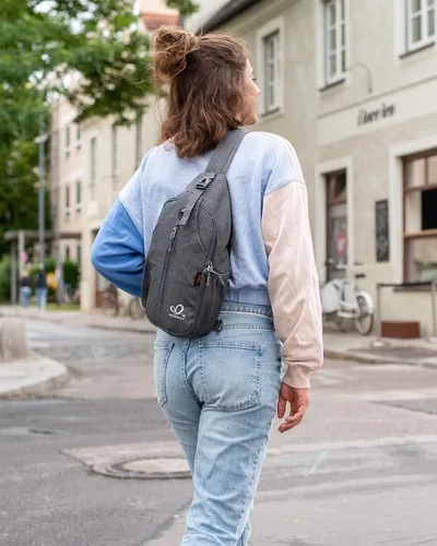 Vista 100 de Waterfly - Mochila cruzada tipo bandolera para viajes y caminatas, bolsa de pecho, Gris, talla única