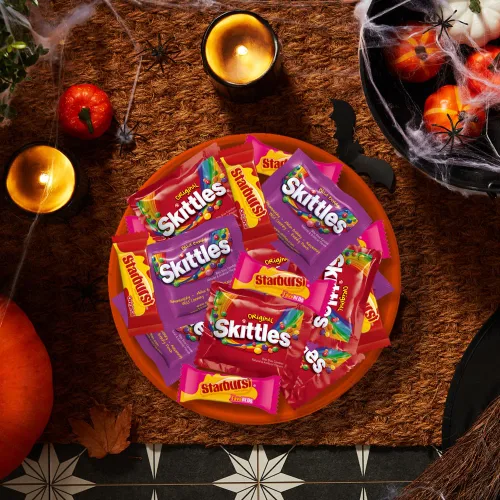 Vista 5 de Skittles, Starburst Fun Size Chewy Candy Surtido Variedad, envueltos individualmente, 32.28 onzas, bolsa a granel