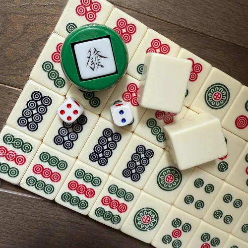 Vista 2 de THY COLLECTIBLES Juego de mahjong chino tradicional 144 + 2 azulejos de colores de repuesto (marfil)