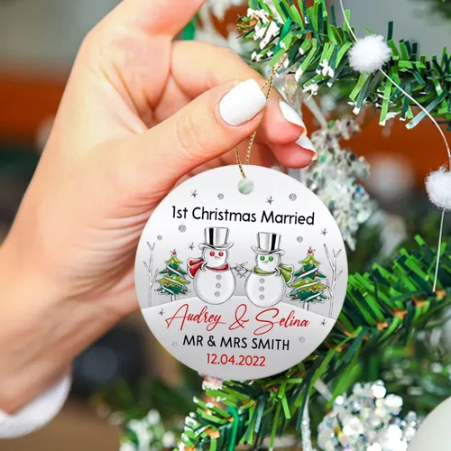 Vista 2 de Adorno de matrimonio de muñeco de nieve para pareja, adorno personalizado de primera Navidad para casados, con nombres personalizados y fecha