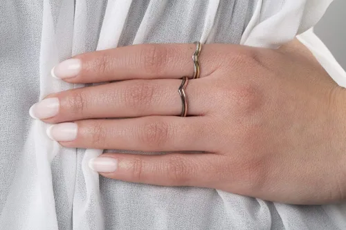 Vista 4 de Anillo de cheurón para mujer en oro macizo de 9K, 14K y 18K, anillo apilable en cualquier tamaño, banda de nudillos apilable ultrafina, regalo