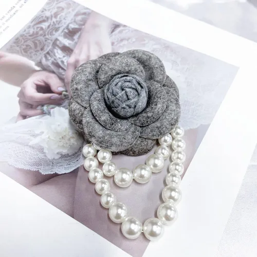 Vista 4 de Broches de lana con borlas de flores de camelia delicadas, broche clásico para bodas, fiestas, banquetes de baile para mujeres, delicados