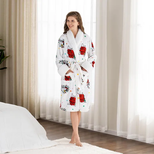 Vista 8 de Berkshire Blanket Peanuts Snoopy - Bata cálida para mujer con exclusiva tela VelvetLoft y cuello Sherpa