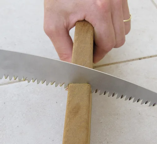 Vista 7 de TABOR TOOLS Sierra plegable con hoja curvada de 8 pulgadas y mango de agarre resistente, sierra de mano para podar árboles, recortar ramas, acampar
