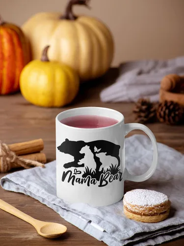 Vista 8 de Taza de café con texto en inglés "Mama Bear", regalo divertido de taza, taza de café novedosa, taza de café de cerámica de 11 onzas, ribete negro