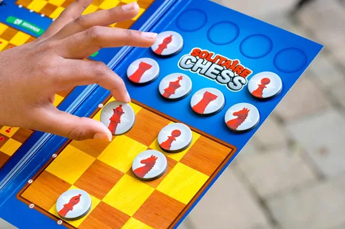 Vista 2 de ThinkFun Rompecabezas magnético de viaje de ajedrez solitario, juego de lógica atractivo y juguete STEM para niños y adultos, mejora la resolución